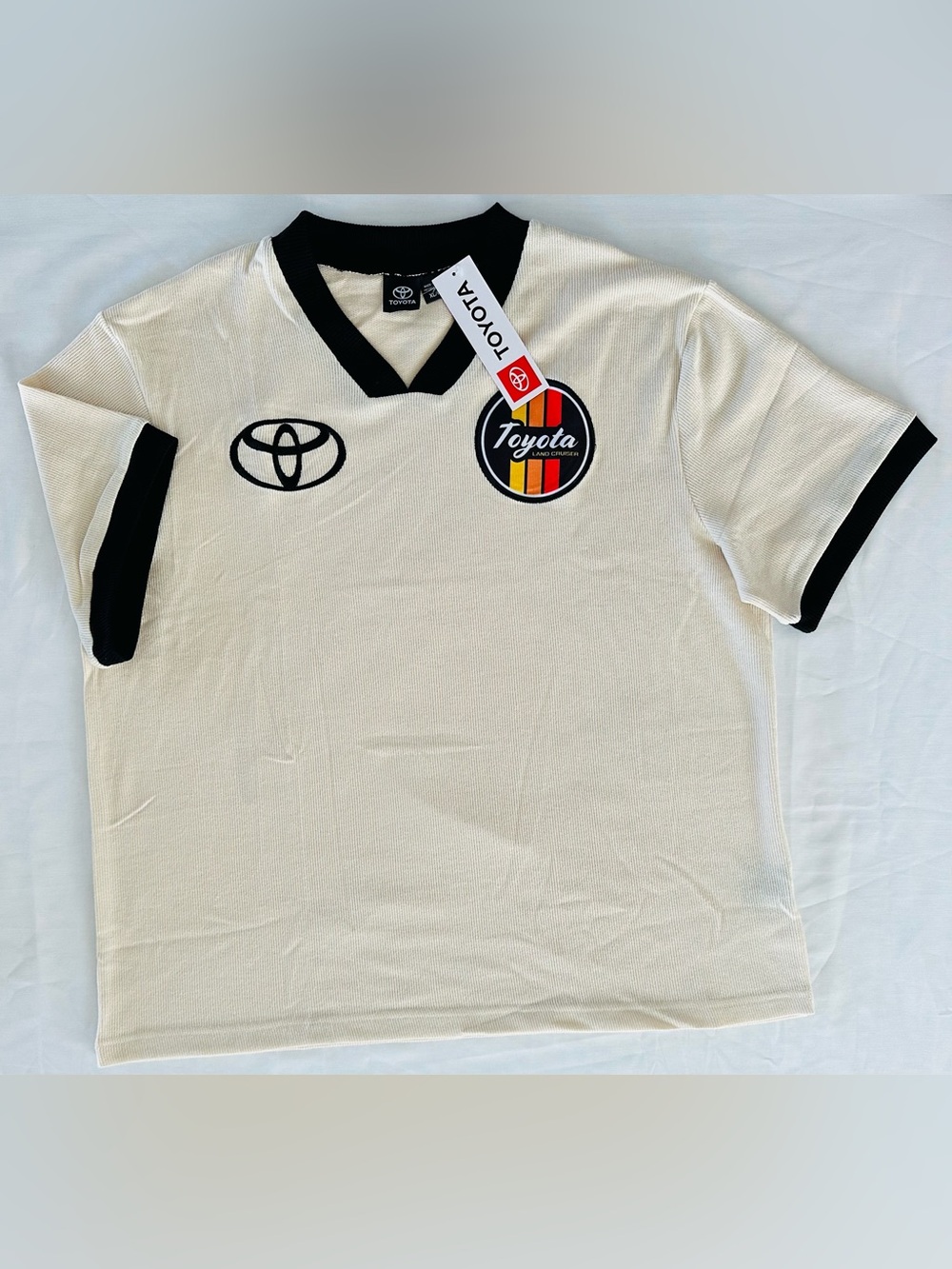 Toyota Mens LAND CRUISER Cream Black T-shirt XL V-Neck Embroidered Patch NWT